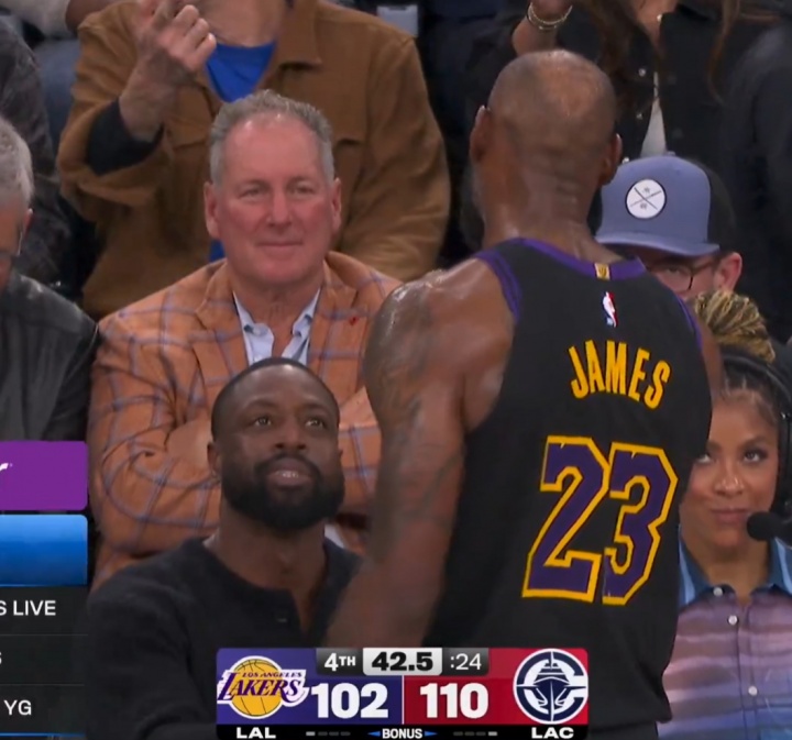 兄弟情深!比赛还剩42s 詹姆斯和解说席上的韦德握手交谈!
