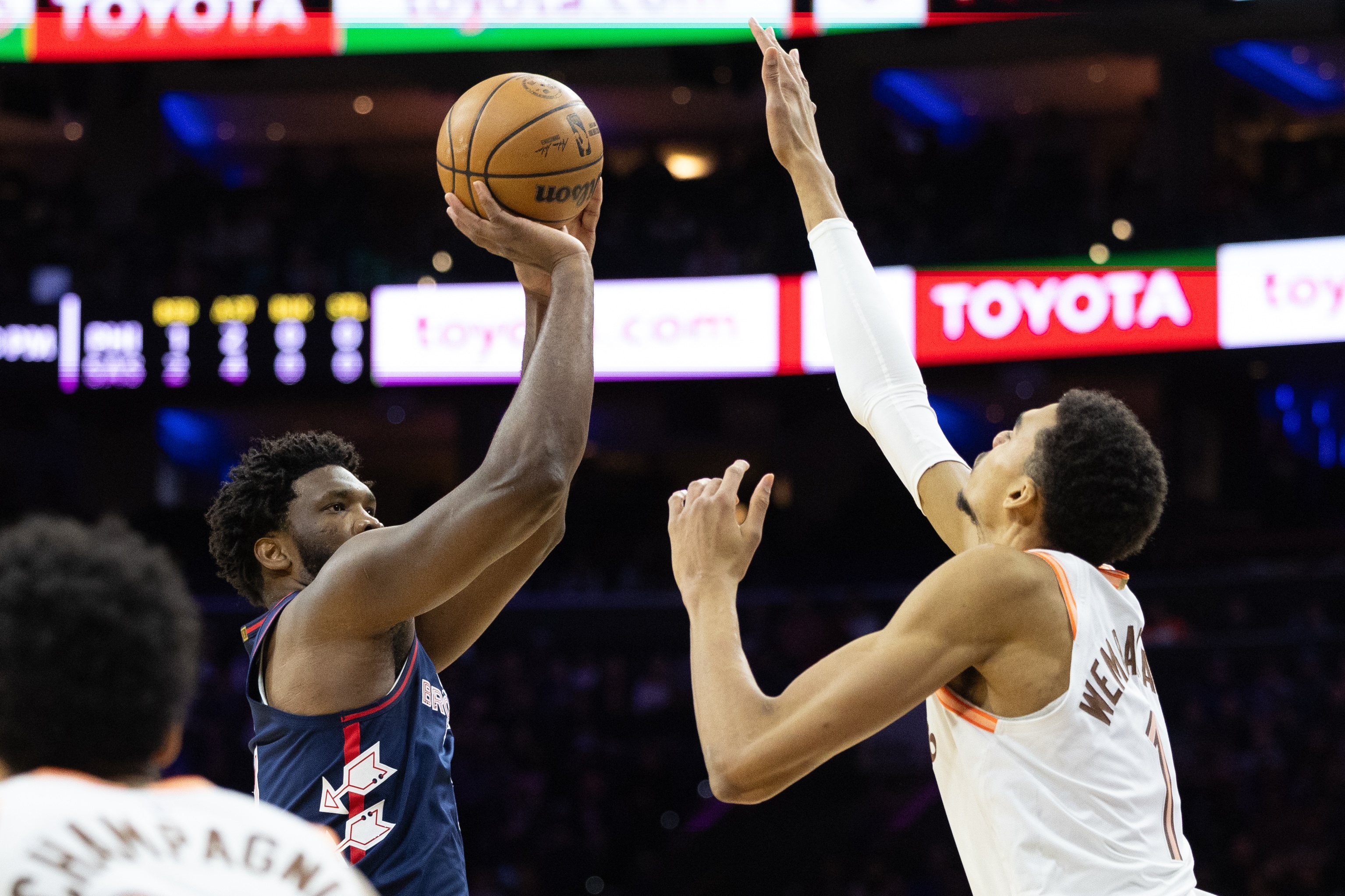 app下载-拿下一血！文班亚马面对恩比德首次获胜 生涯战绩来到1胜2负